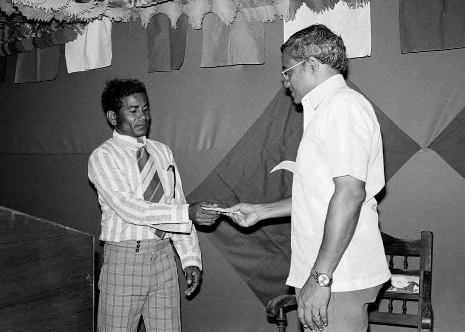 މާވަށް 1982 - އޭރު ހުންނެވި ރައީސްލްޖުމްހޫރިއްޔާ އަލްއުސްތާޒު މައުމޫނު އަބްދުލް ޤައްޔޫމަށް މަރުހަބާ ކިޔުމުގެ ތެރެއިން