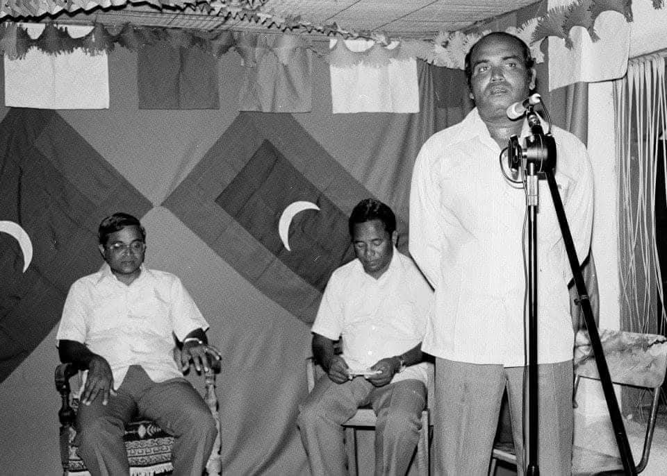 މާވަށް 1982 - އޭރު ހުންނެވި ރައީސްލްޖުމްހޫރިއްޔާ އަލްއުސްތާޒު މައުމޫނު އަބްދުލް ޤައްޔޫމަށް މަރުހަބާ ކިޔުމުގެ ތެރެއިން