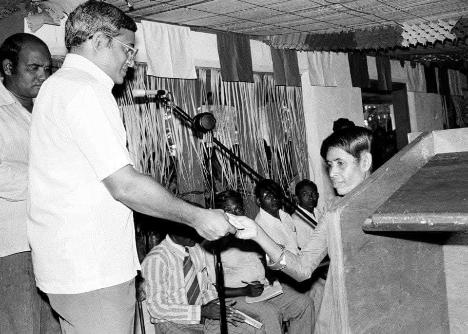 މާވަށް 1982 - އޭރު ހުންނެވި ރައީސްލްޖުމްހޫރިއްޔާ އަލްއުސްތާޒު މައުމޫނު އަބްދުލް ޤައްޔޫމަށް މަރުހަބާ ކިޔުމުގެ ތެރެއިން