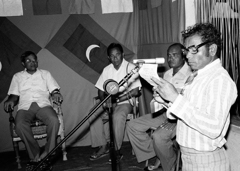 މާވަށް 1982 - އޭރު ހުންނެވި ރައީސްލްޖުމްހޫރިއްޔާ އަލްއުސްތާޒު މައުމޫނު އަބްދުލް ޤައްޔޫމަށް މަރުހަބާ ކިޔުމުގެ ތެރެއިން