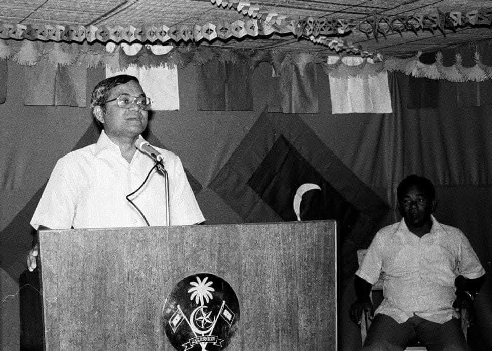 މާވަށް 1982 - އޭރު ހުންނެވި ރައީސްލްޖުމްހޫރިއްޔާ އަލްއުސްތާޒު މައުމޫނު އަބްދުލް ޤައްޔޫމަށް މަރުހަބާ ކިޔުމުގެ ތެރެއިން