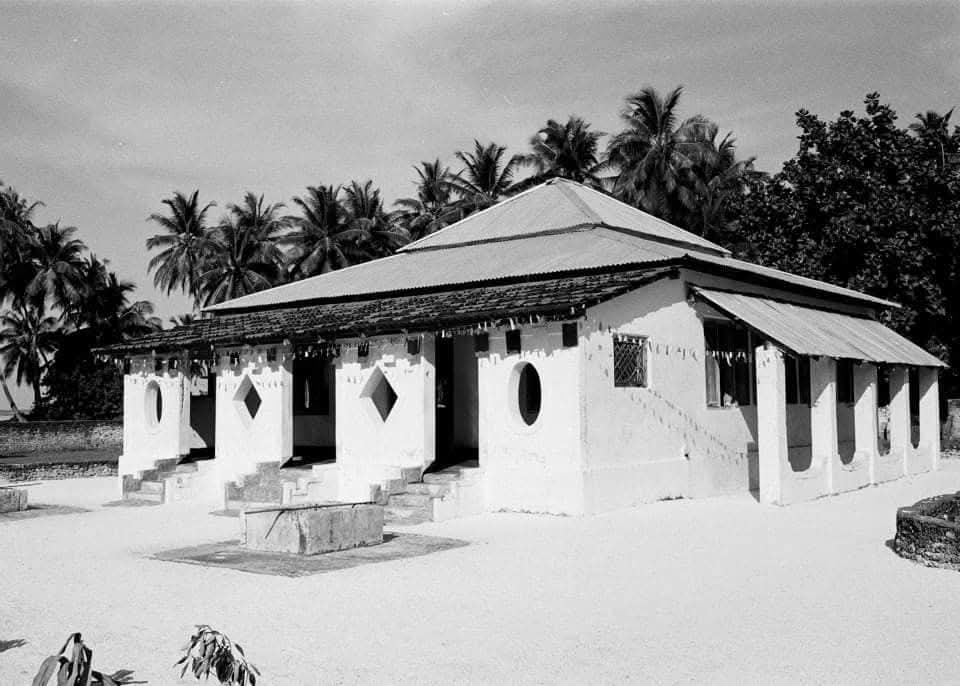 މާވަށް 1982 - އޭރު ހުންނެވި ރައީސްލްޖުމްހޫރިއްޔާ އަލްއުސްތާޒު މައުމޫނު އަބްދުލް ޤައްޔޫމަށް މަރުހަބާ ކިޔުމުގެ ތެރެއިން