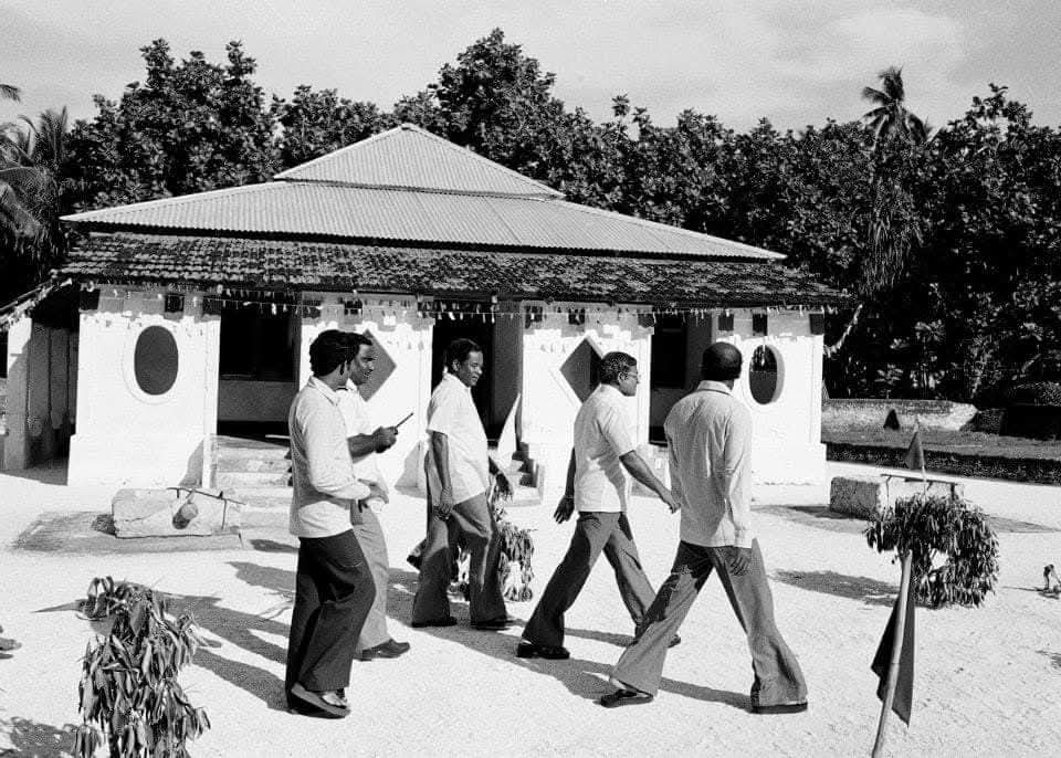 މާވަށް 1982 - އޭރު ހުންނެވި ރައީސްލްޖުމްހޫރިއްޔާ އަލްއުސްތާޒު މައުމޫނު އަބްދުލް ޤައްޔޫމަށް މަރުހަބާ ކިޔުމުގެ ތެރެއިން