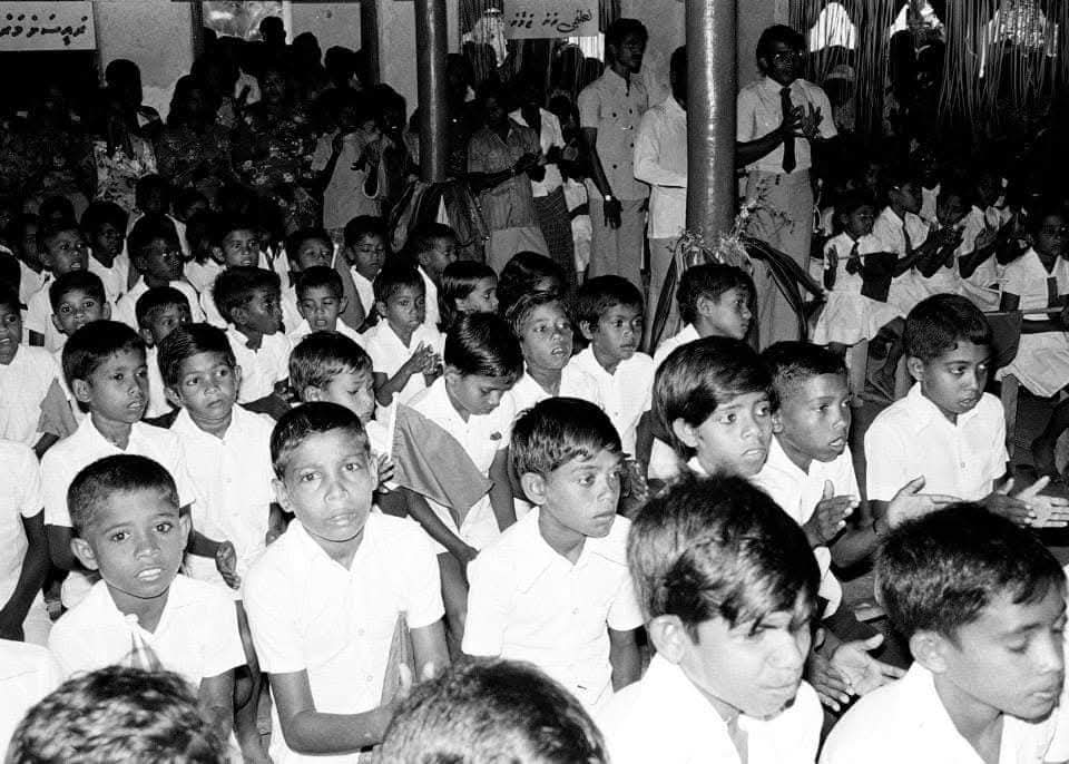 މާވަށް 1982 - އޭރު ހުންނެވި ރައީސްލްޖުމްހޫރިއްޔާ އަލްއުސްތާޒު މައުމޫނު އަބްދުލް ޤައްޔޫމަށް މަރުހަބާ ކިޔުމުގެ ތެރެއިން