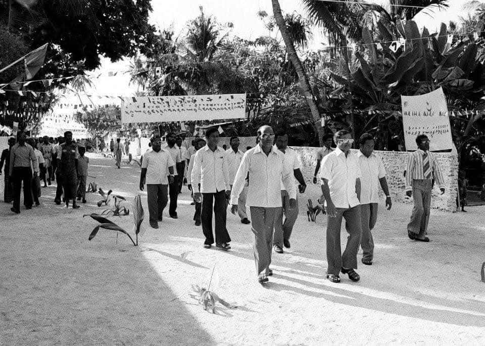މާވަށް 1982 - އޭރު ހުންނެވި ރައީސްލްޖުމްހޫރިއްޔާ އަލްއުސްތާޒު މައުމޫނު އަބްދުލް ޤައްޔޫމަށް މަރުހަބާ ކިޔުމުގެ ތެރެއިން