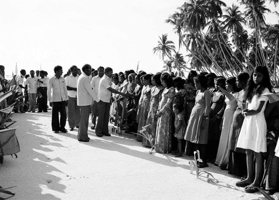 މާވަށް 1982 - އޭރު ހުންނެވި ރައީސްލްޖުމްހޫރިއްޔާ އަލްއުސްތާޒު މައުމޫނު އަބްދުލް ޤައްޔޫމަށް މަރުހަބާ ކިޔުމުގެ ތެރެއިން