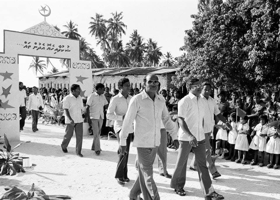 މާވަށް 1982 - އޭރު ހުންނެވި ރައީސްލްޖުމްހޫރިއްޔާ އަލްއުސްތާޒު މައުމޫނު އަބްދުލް ޤައްޔޫމަށް މަރުހަބާ ކިޔުމުގެ ތެރެއިން