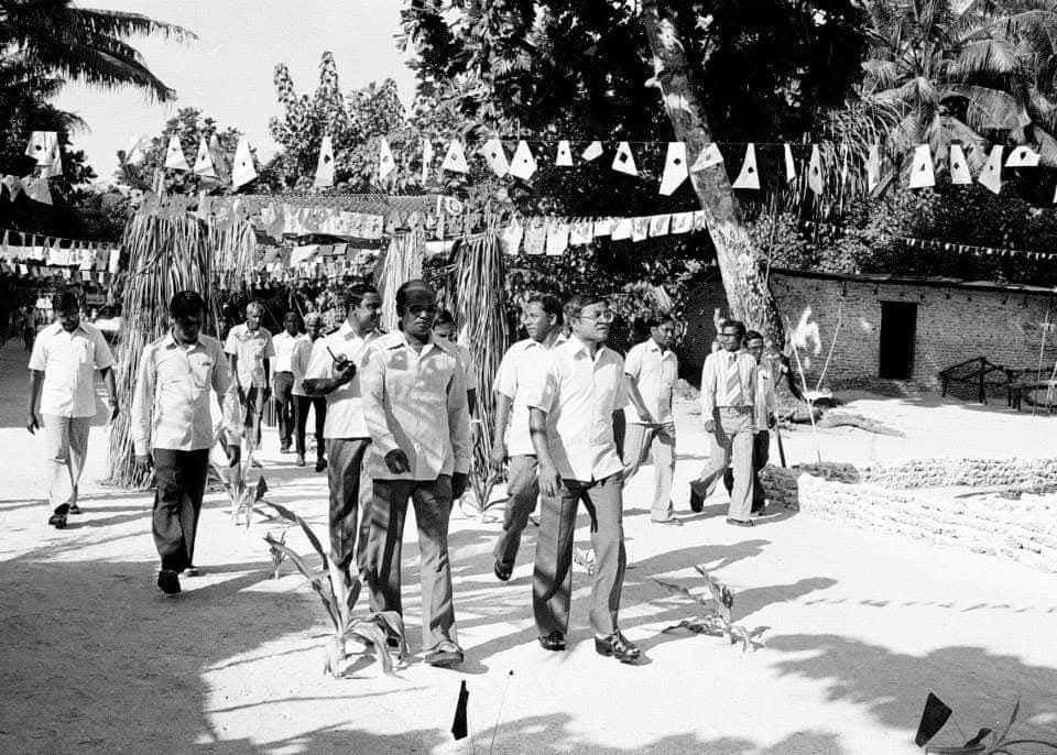 މާވަށް 1982 - އޭރު ހުންނެވި ރައީސްލްޖުމްހޫރިއްޔާ އަލްއުސްތާޒު މައުމޫނު އަބްދުލް ޤައްޔޫމަށް މަރުހަބާ ކިޔުމުގެ ތެރެއިން