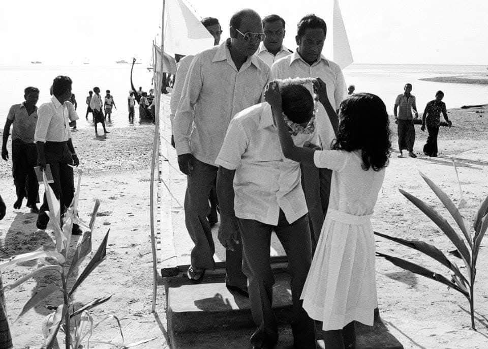 މާވަށް 1982 - އޭރު ހުންނެވި ރައީސްލްޖުމްހޫރިއްޔާ އަލްއުސްތާޒު މައުމޫނު އަބްދުލް ޤައްޔޫމަށް މަރުހަބާ ކިޔުމުގެ ތެރެއިން