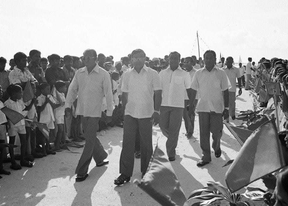 މާވަށް 1982 - އޭރު ހުންނެވި ރައީސްލްޖުމްހޫރިއްޔާ އަލްއުސްތާޒު މައުމޫނު އަބްދުލް ޤައްޔޫމަށް މަރުހަބާ ކިޔުމުގެ ތެރެއިން