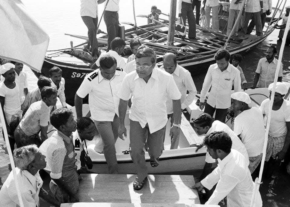 މާވަށް 1982 - އޭރު ހުންނެވި ރައީސްލްޖުމްހޫރިއްޔާ އަލްއުސްތާޒު މައުމޫނު އަބްދުލް ޤައްޔޫމަށް މަރުހަބާ ކިޔުމުގެ ތެރެއިން