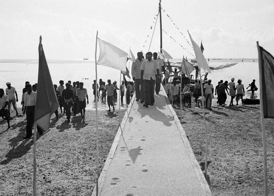 މާވަށް 1982 - އޭރު ހުންނެވި ރައީސްލްޖުމްހޫރިއްޔާ އަލްއުސްތާޒު މައުމޫނު އަބްދުލް ޤައްޔޫމަށް މަރުހަބާ ކިޔުމުގެ ތެރެއިން