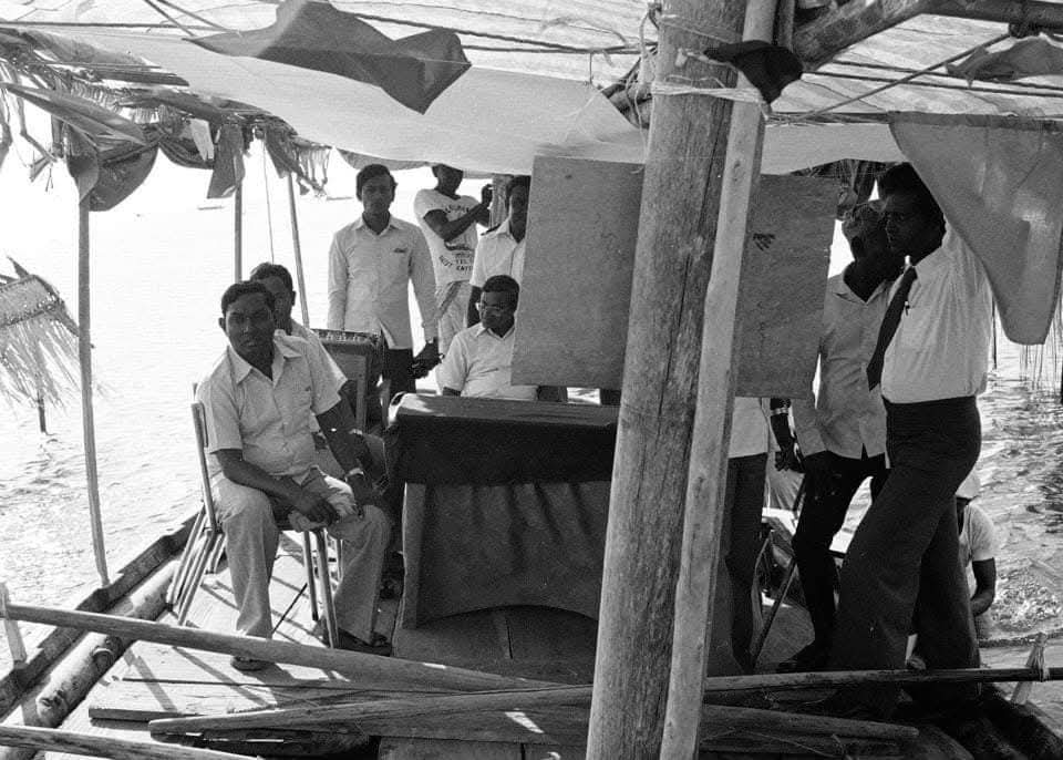 މާވަށް 1982 - އޭރު ހުންނެވި ރައީސްލްޖުމްހޫރިއްޔާ އަލްއުސްތާޒު މައުމޫނު އަބްދުލް ޤައްޔޫމަށް މަރުހަބާ ކިޔުމުގެ ތެރެއިން