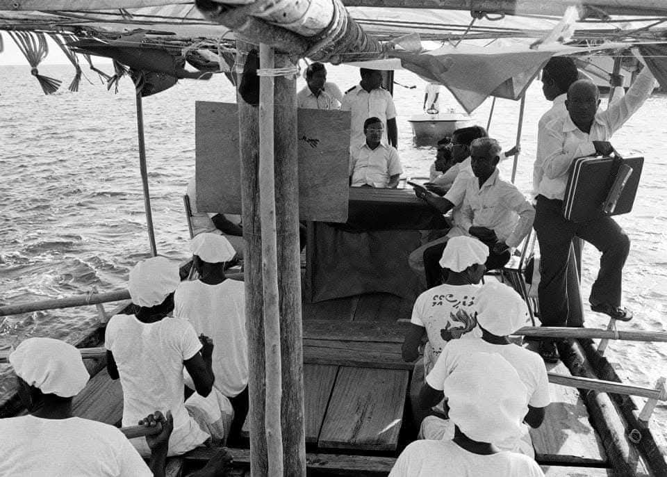 މާވަށް 1982 - އޭރު ހުންނެވި ރައީސްލްޖުމްހޫރިއްޔާ އަލްއުސްތާޒު މައުމޫނު އަބްދުލް ޤައްޔޫމަށް މަރުހަބާ ކިޔުމުގެ ތެރެއިން